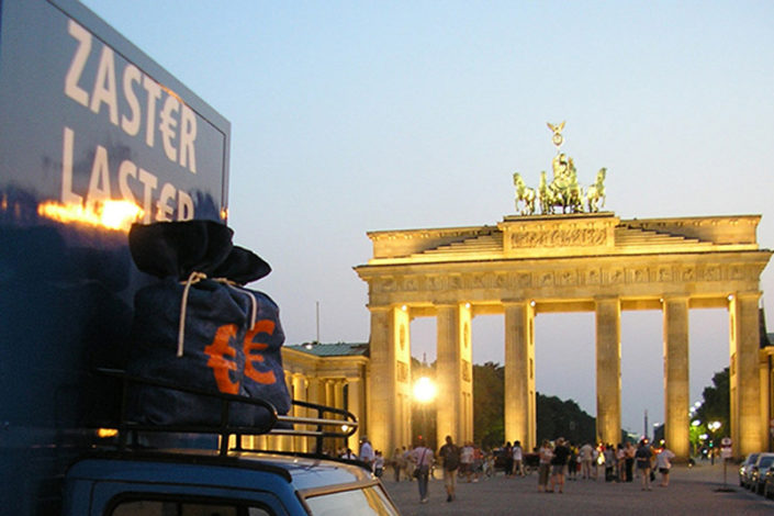 Zaster Laster vor dem Brandenburger Tor
